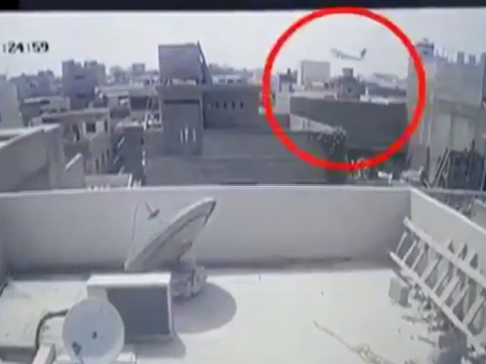 Ngeri! Video Detik-detik Pesawat Penumpang Jatuh dan Menghantam Rumah Warga