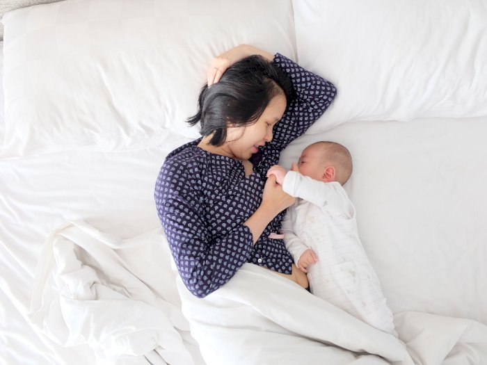 Ini 3 Manfaat Menyusui dengan Berbaring yang Harus Mom Ketahui