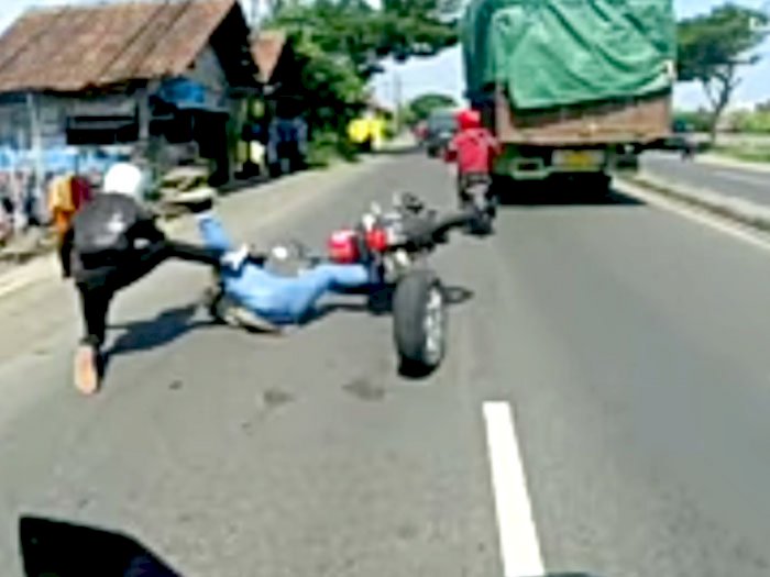 Ban Cadangan Mobil Lepas, Dua Pemotor Nyungsep di Jalan Raya