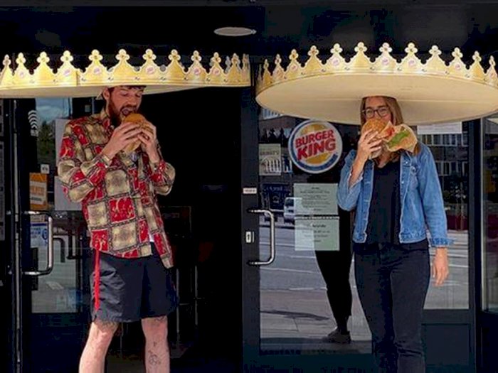 Agar Pengunjung Tetap Jaga Jarak Aman, Burger King Bagikan Topi Berukuran Lebar