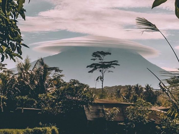 Viral Penampakan Awan Lenticular di Atas Gunung Agung Bali, Indah Tapi Berbahaya