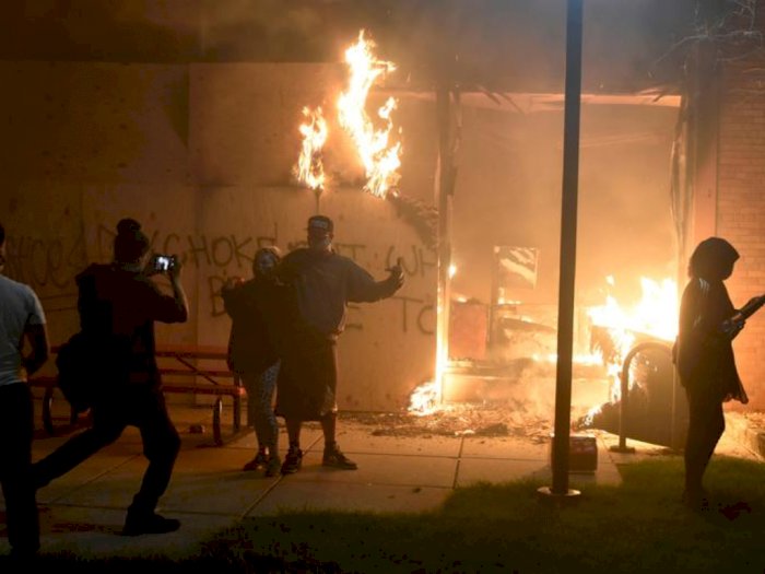 Kerusuhan di AS Meluas Pasca Pemberlakuan Jam Malam, Gedung Putih Diserang?
