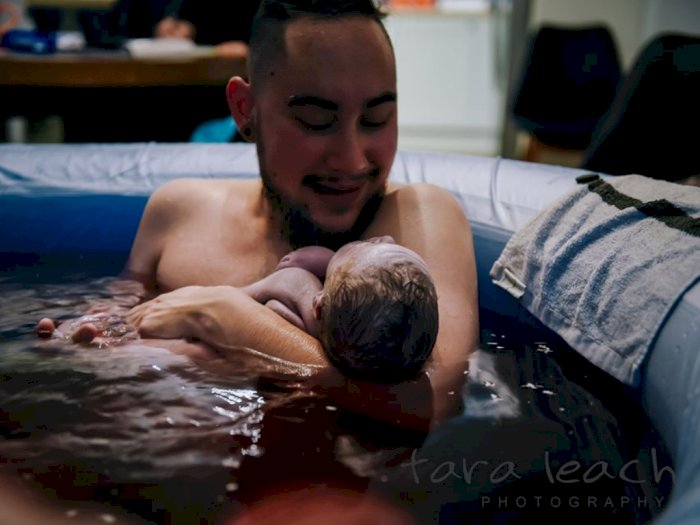 Kisah Yuval, Pria LGBT Israel Melahirkan Anak Ketiga di Dalam Air, Lihat Perjuangannya