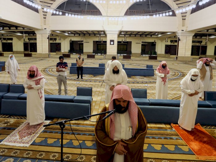 Arab Saudi Kembali Buka 90.000 Masjid, Warga Penuhi Masjid untuk Salat Berjamaah