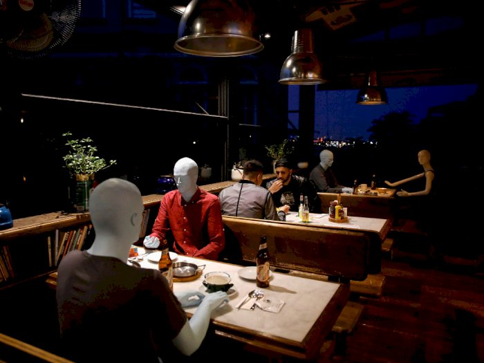 FOTO: Unik, Kafe Ini Pakai Manekin untuk Social Distancing 