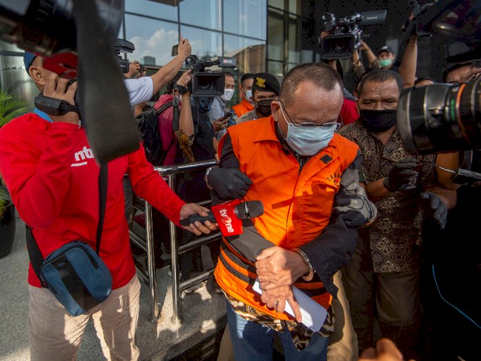 FOTO: Penampakan Nurhadi Pakai Rompi Oranye dan Diborgol
