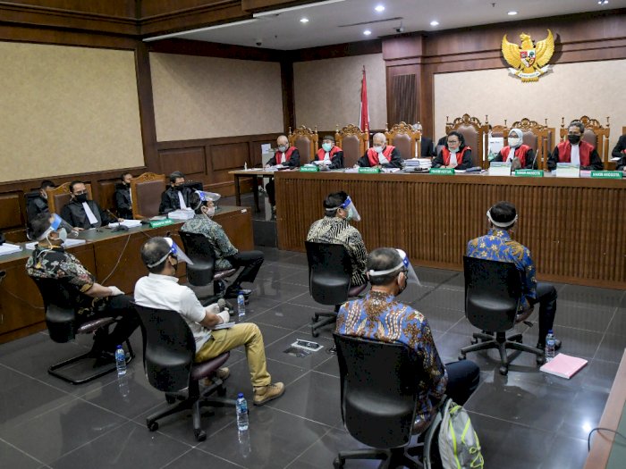 FOTO: Terdakwa Kasus Jiwasraya Pakai Face Shield saat Sidang Perdana