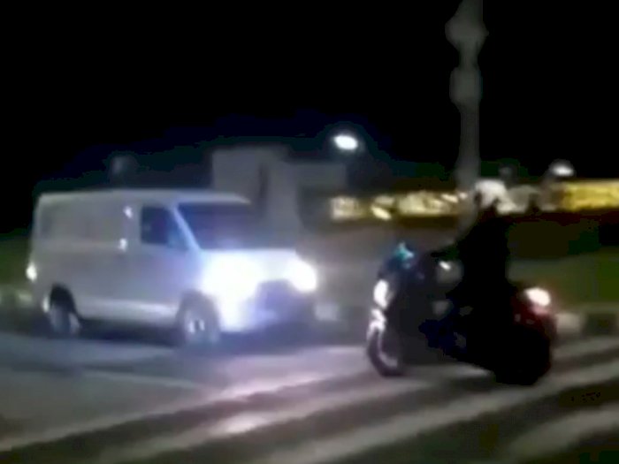 Waduh! Pengemudi Mobil Ini Berkendara Mundur Saat Dikejar Polisi, Diduga Akibat Balap Liar