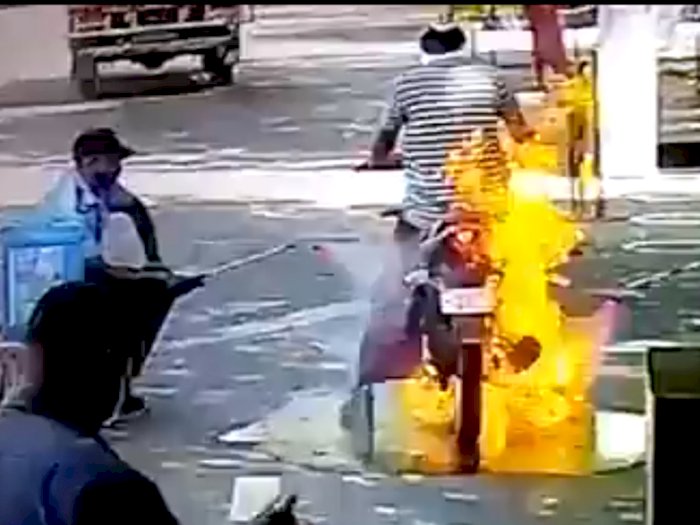 Video Viral, Sepeda Motor Pria ini Tiba-tiba Keluarkan Api Saat Disemprot Disinfektan
