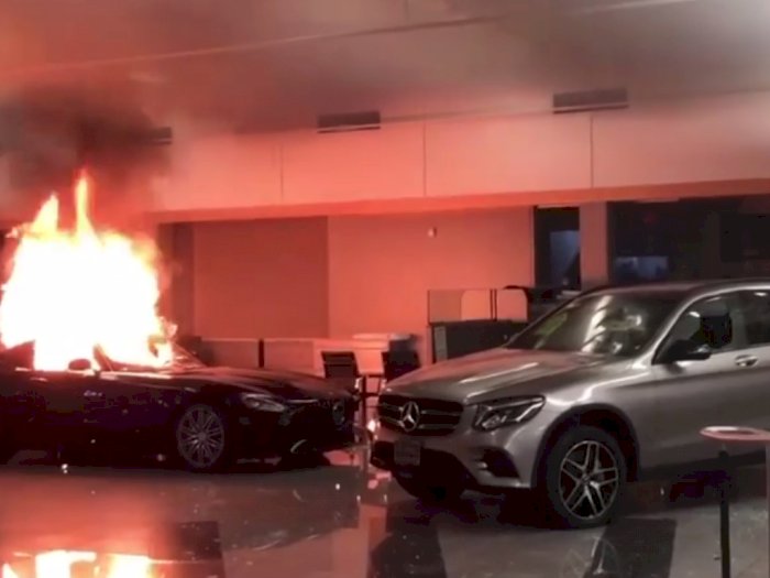 Lagi-Lagi, Dealer Mercedes-Benz Dihancurkan Para Aksi Demo Massa Kematian George Floyd