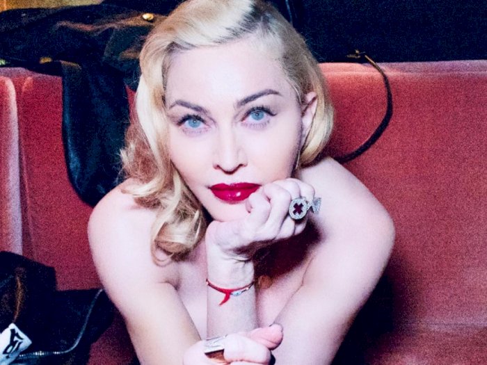 Cedera Lutut Tak Menghalangi Madonna Ikut Aksi Protes Kematian George Floyd