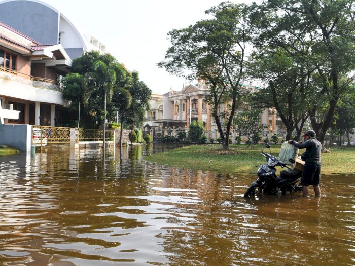 FOTO: Banjir Rob Rendam Perumahan Elit di Pantai Mutiara Jakarta