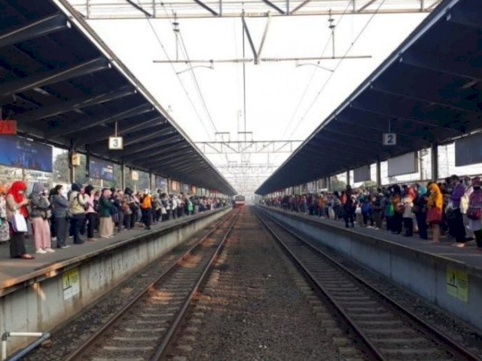 KRL Kembali Beroperasi, Stasiun Bekasi Dipadati Calon Penumpang Tujuan Jakarta