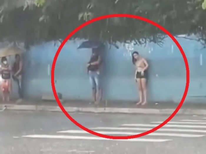 Viral Perempuan Basah Kuyup Kehujanan, Pria Berpayung di Sampingnya Dinilai Tak Peka