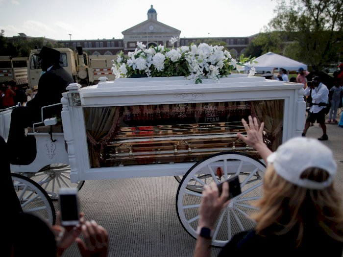 FOTO: Jenazah George Floyd Diberangkatkan ke Pemakaman dengan Kereta Kuda