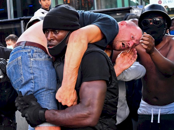 FOTO: Viral, Pria Kulit Hitam Selamatkan Pria Kulit Putih saat Demo Rusuh