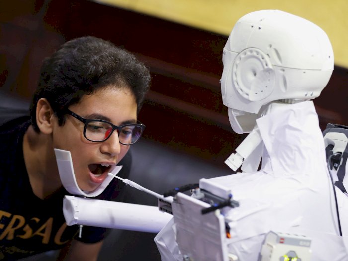 FOTO: Insinyur Mesir Ciptakan Robot untuk Tes Swab Covid-19