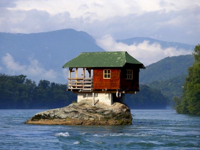 Rumah Kayu di Tengah Sungai Drina Jadi Objek Foto Populer di Serbia