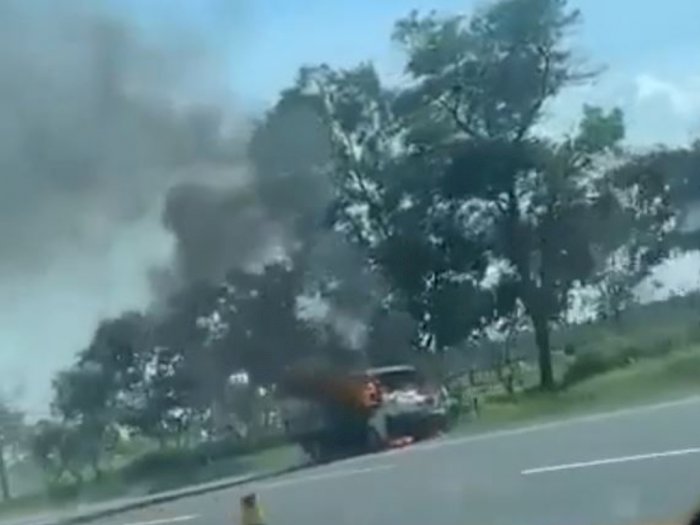 Mobil Terbakar di Tol Padaleunyi