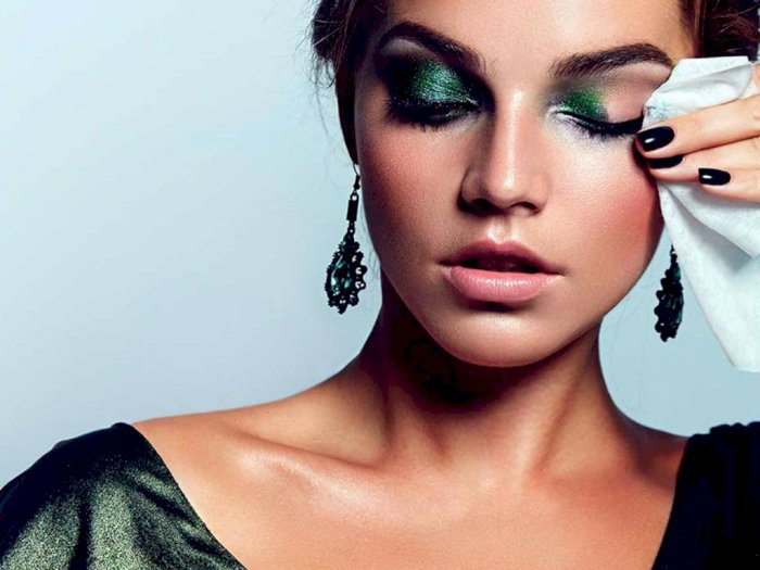 Penting untuk Kamu Hindari, 3 Kesalahan Bersihkan Makeup di Area Mata