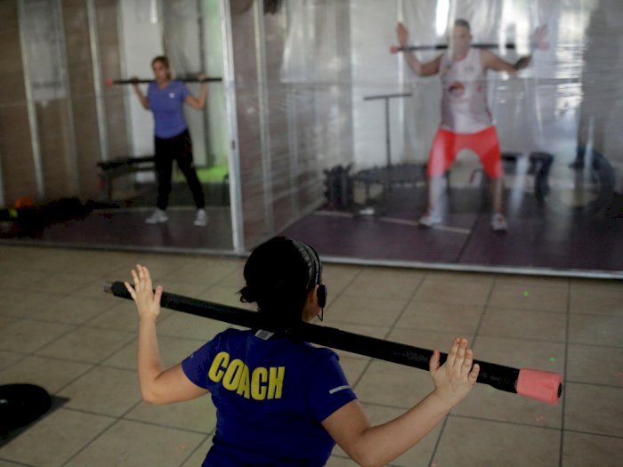 FOTO: Gym di Meksiko Terapkan Social Distancing dengan Bilik Plastik 