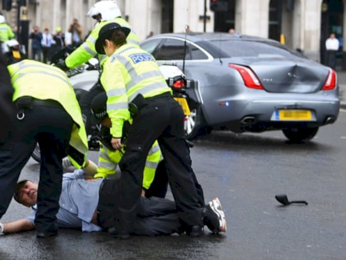 Mendadak Dihadang Demonstran Massa, Mobil Mewah  PM Inggris Penyok Tertabrak