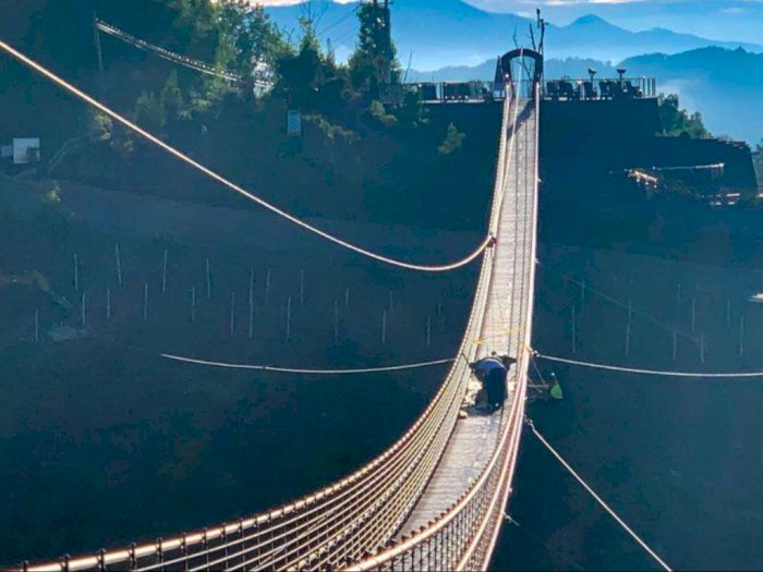 Dipecahkan Turis, Jembatan Kaca Terpanjang di Amerika Ini Ditutup