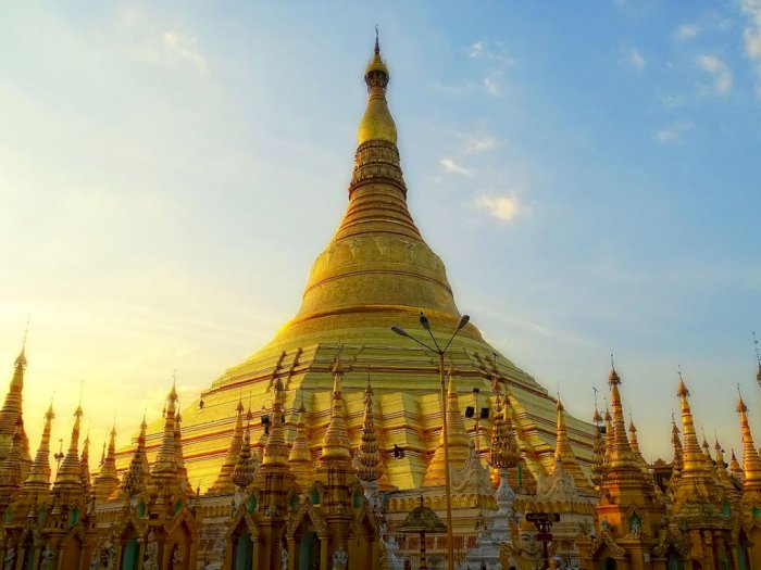 Shwedagon Pagoda yang Terbuat dari Puluhan Kilo Emas di Myanmar