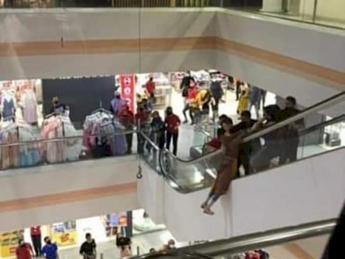 Video: Seorang Wanita Ingin Bunuh Diri dari Lantai 7 Mall di Medan