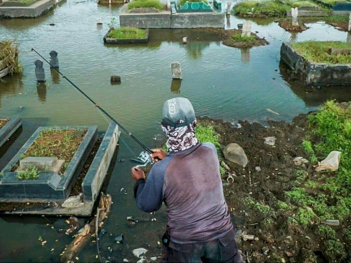 Manfaatkan Kuburan yang Banjir, Netizen: Mancing Arwah Gentayangan