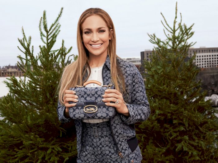 Rumah Mode Coach Gandeng Jennifer Lopez Dalam Koleksi Signature Chambray