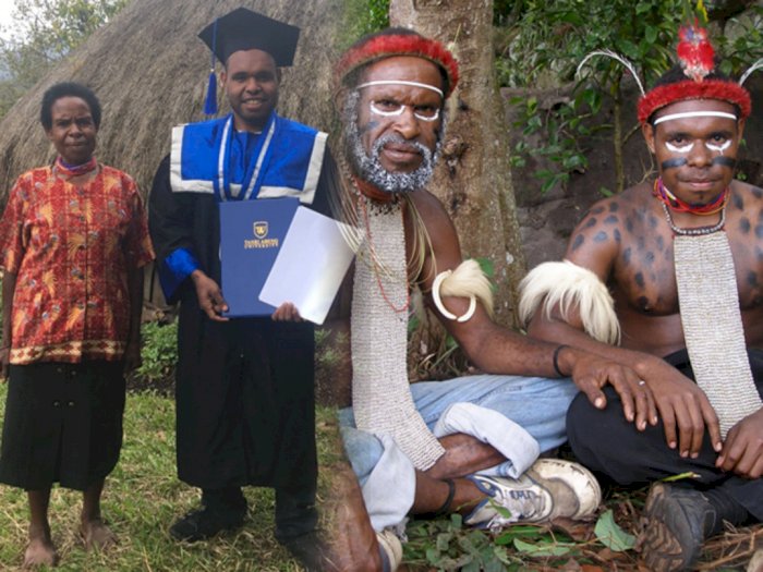 Kisah Anak Pedalaman Papua Jadi Wisudawan Terbaik, Mengharukan Bawa Ijazah ke Kampung
