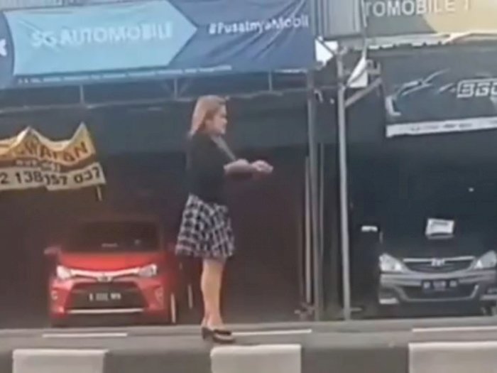 Wanita Berambut Pirang Nekat ke Tengah Jalan Pantura Gara-gara Benang Layangan