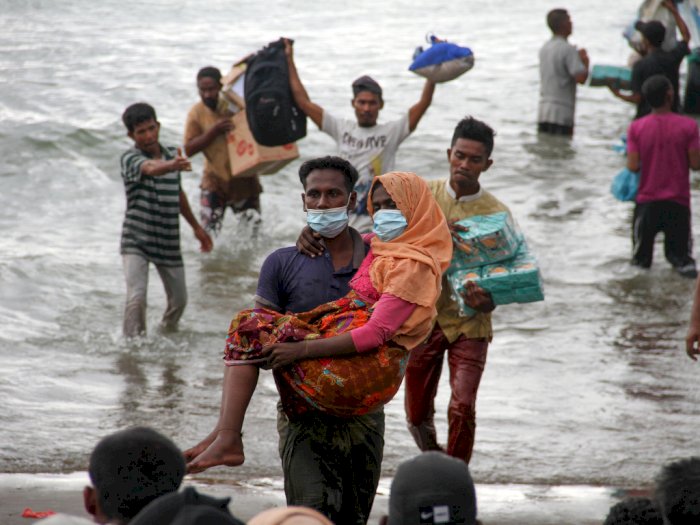FOTO: Warga Evakuasi Paksa Pengungsi Etnis Rohingya di Aceh 
