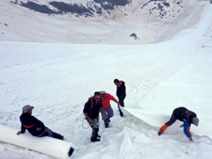 Mencair, Gletser Presena Ditutup Pakai Terpal Raksasa