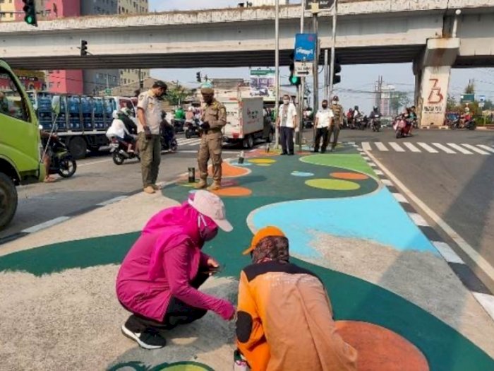 Tampil Beda, Traffic Light Pesing Kini Dihiasi Ornamen Penuh Warna