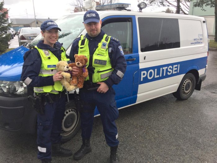 Polisi Belanda Bawa 2 Boneka Teddy Bear Saat Patroli, Ini Gunanya