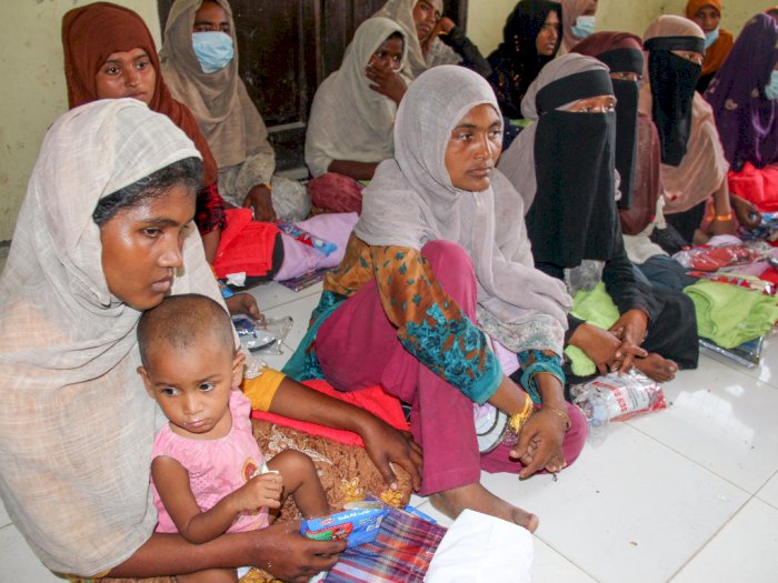 PMI Salurkan Paket Bantuan Untuk Pengungsi Rohingya yang Terdampar di Aceh