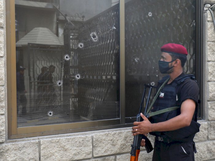 FOTO: Serangan Kelompok Bersenjata di Bursa Efek Pakistan