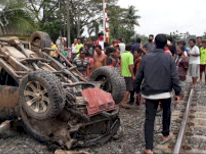 Mobil Strada Milik Pengusaha Karet Hangus Ditabrak Kereta Api di Prabumulih