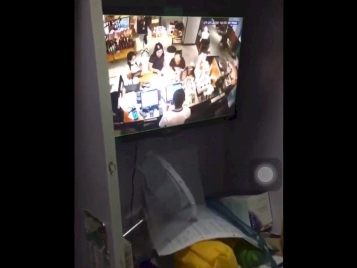 Beredar Video Diam-diam Pegawai Starbucks Intip Pelanggan Cewek Pakai CCTV 