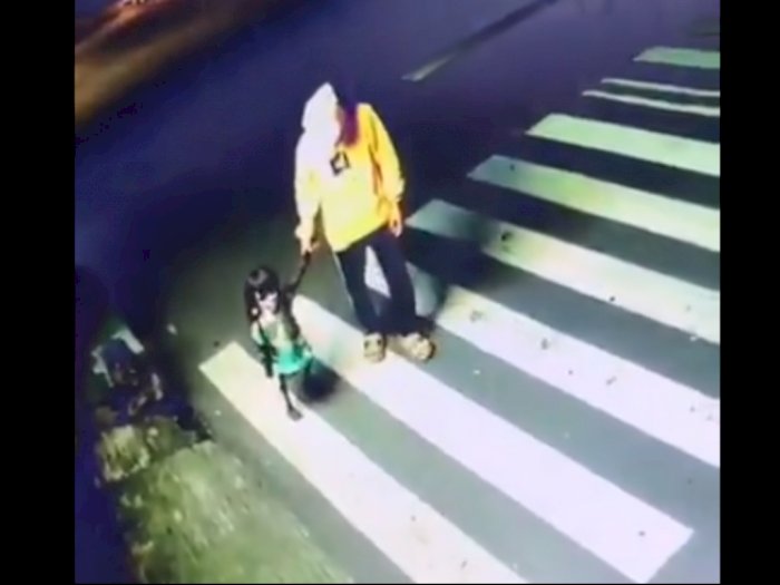 Video Pria Gandeng Boneka di Jalan Raya Tengah Malam, Sering Ada Kecelakaan di Lokasi 