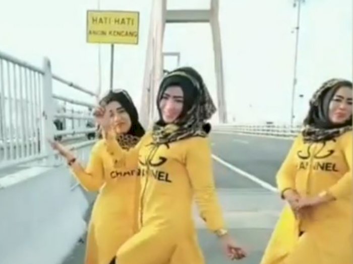 Aksi Berbahaya 3 Emak-Emak Main TikTok di Jembatan Suramadu, Netizen: Horor Banget Sih!