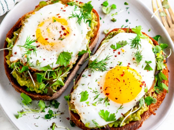 Biar Nggak Gampang Lapar, Yuk Makan Sehat Pakai Egg Avocado Toast