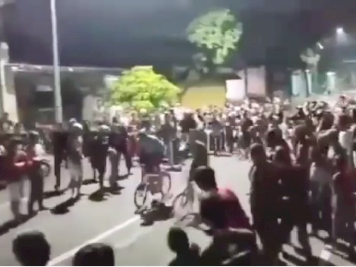 Anti Mainstream, Para Pemuda ini Balap Liar Pakai Sepeda di Jalan Raya