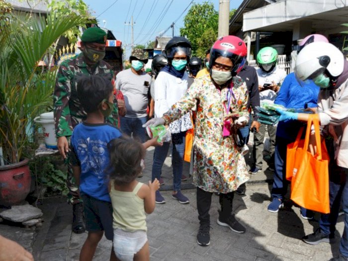 Keliling Kampung, Walikota Surabaya Risma Bagikan Masker Kepada Warga