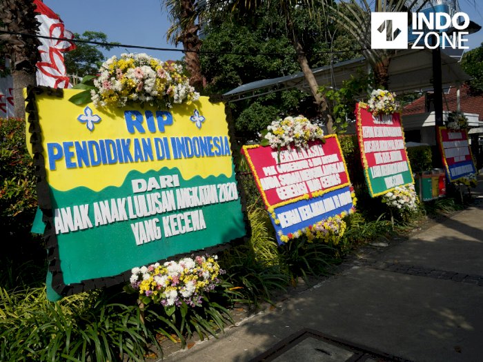 FOTO: Tolak PPDB DKI, Orang Tua Siswa Kirim Karangan Bunga ke Balai Kota