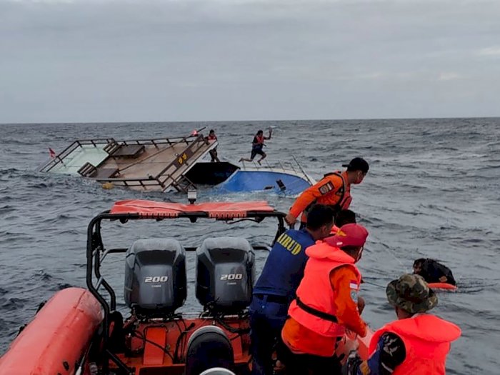 FOTO: Evakuasi Penumpang Kapal Guide yang Tenggelam di Perairan Buton