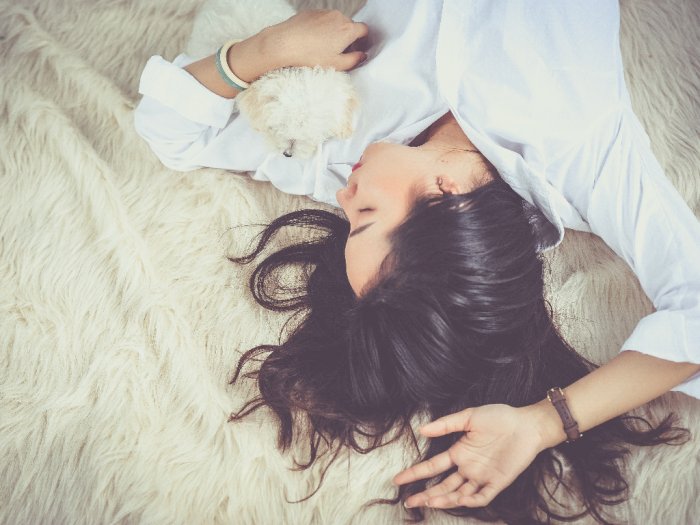 Apa Benar Tidur saat Rambut dalam Keadaan Basah Bisa Sebabkan Pilek?