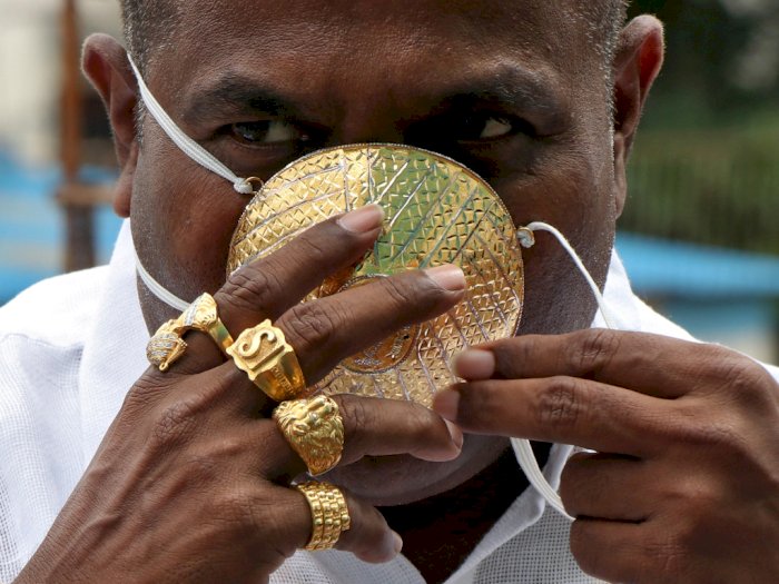 Bukan Kain, Masker Pria Ini Justru Terbuat dari Emas untuk Menangkal Virus Corona